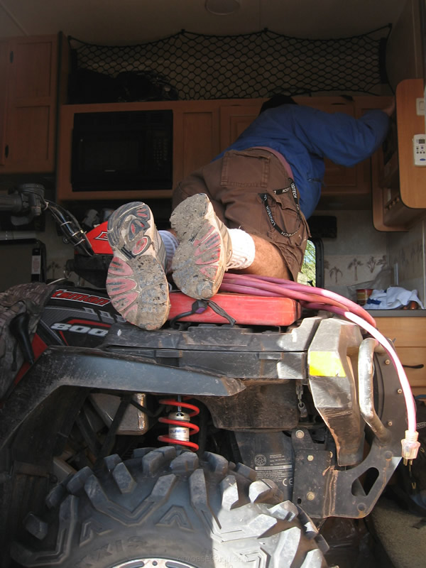 007. Dusty packing up his trailer..jpg